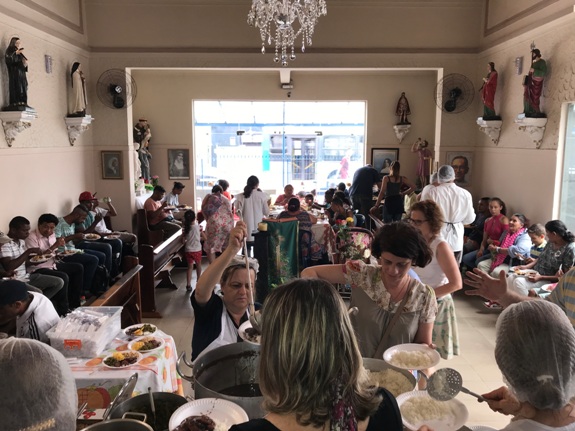 Dia dos Pobres – flores e almoço na Igreja