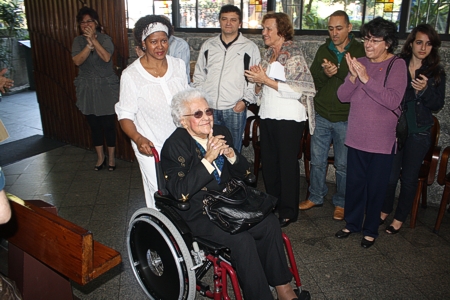 Dona Alzira voltou a participar da missa na Capela São Judas