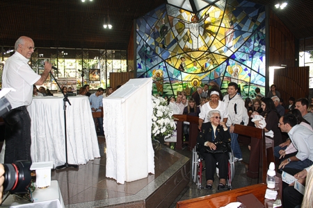 Dona Alzira participa da missa na Capela São Judas