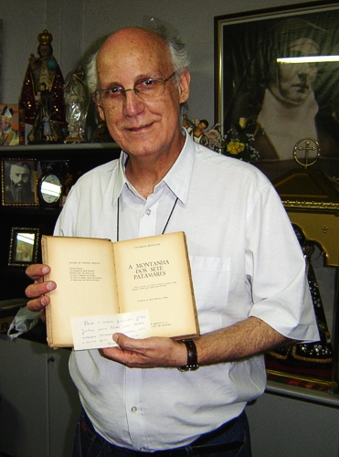 Pe. Júlio com o livro 'Montanha dos Sete Patamares' de Thomas Merton