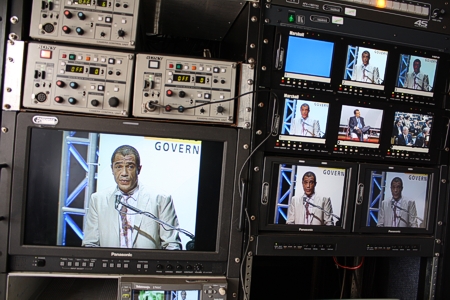 Mesa de corte dentro do caminhão de externas da TV Brasil